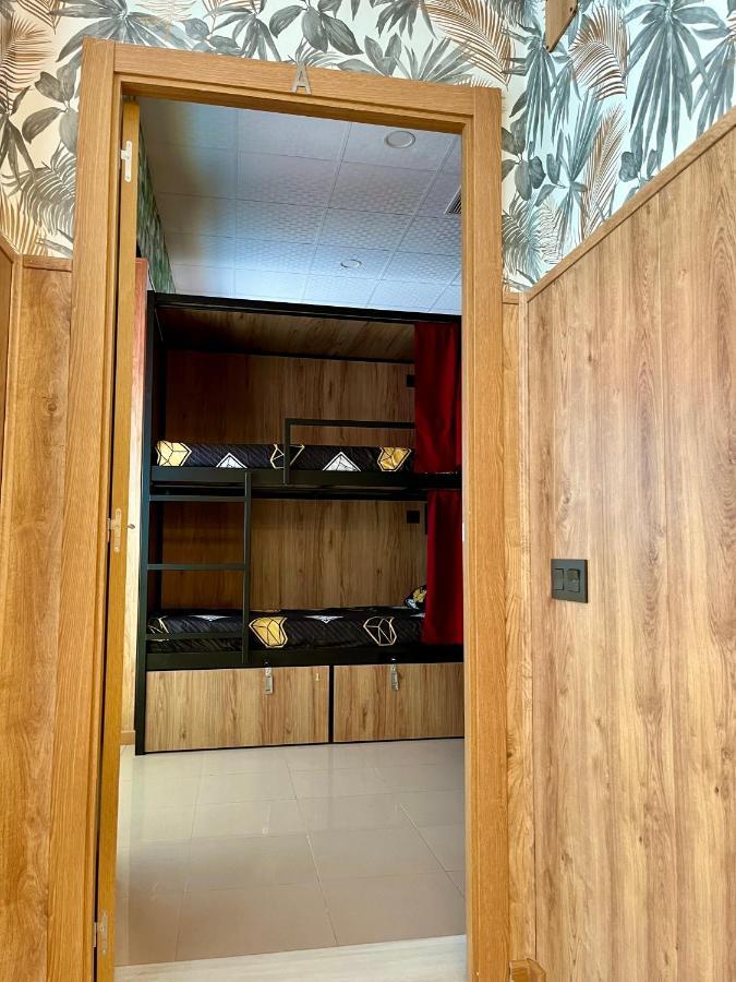 Velvet Hostel มาดริด ภายนอก รูปภาพ