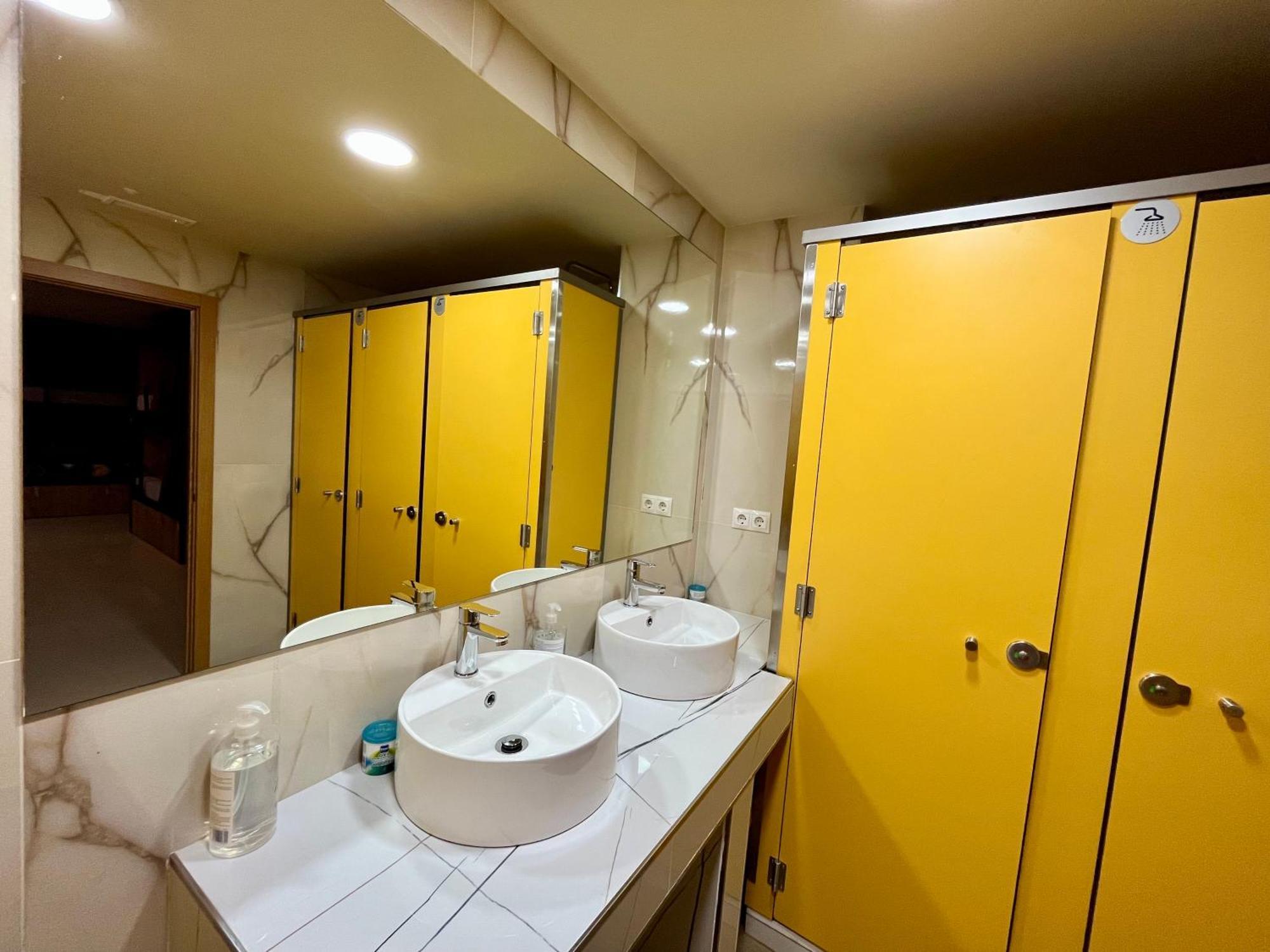 Velvet Hostel มาดริด ภายนอก รูปภาพ
