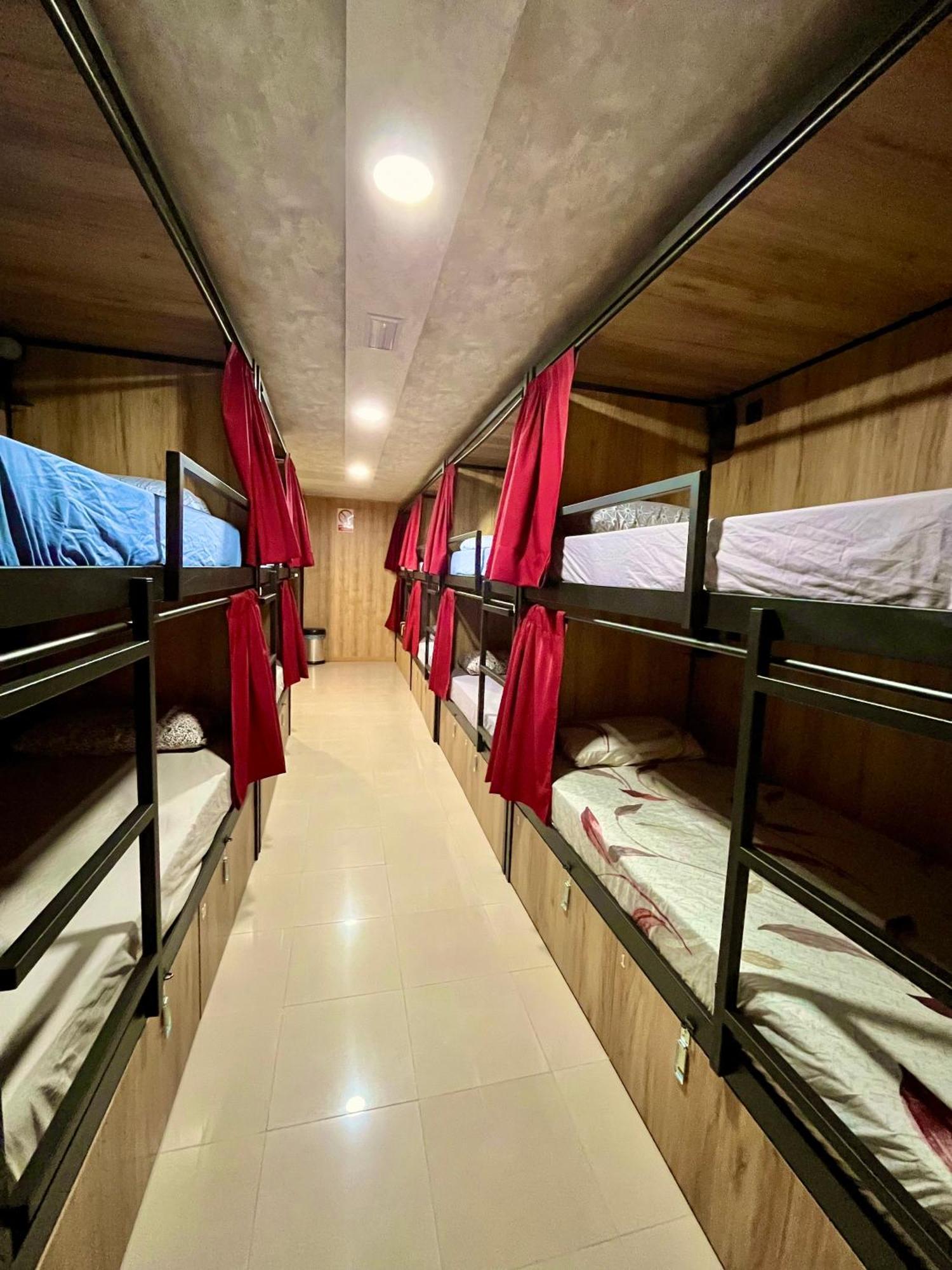 Velvet Hostel มาดริด ภายนอก รูปภาพ