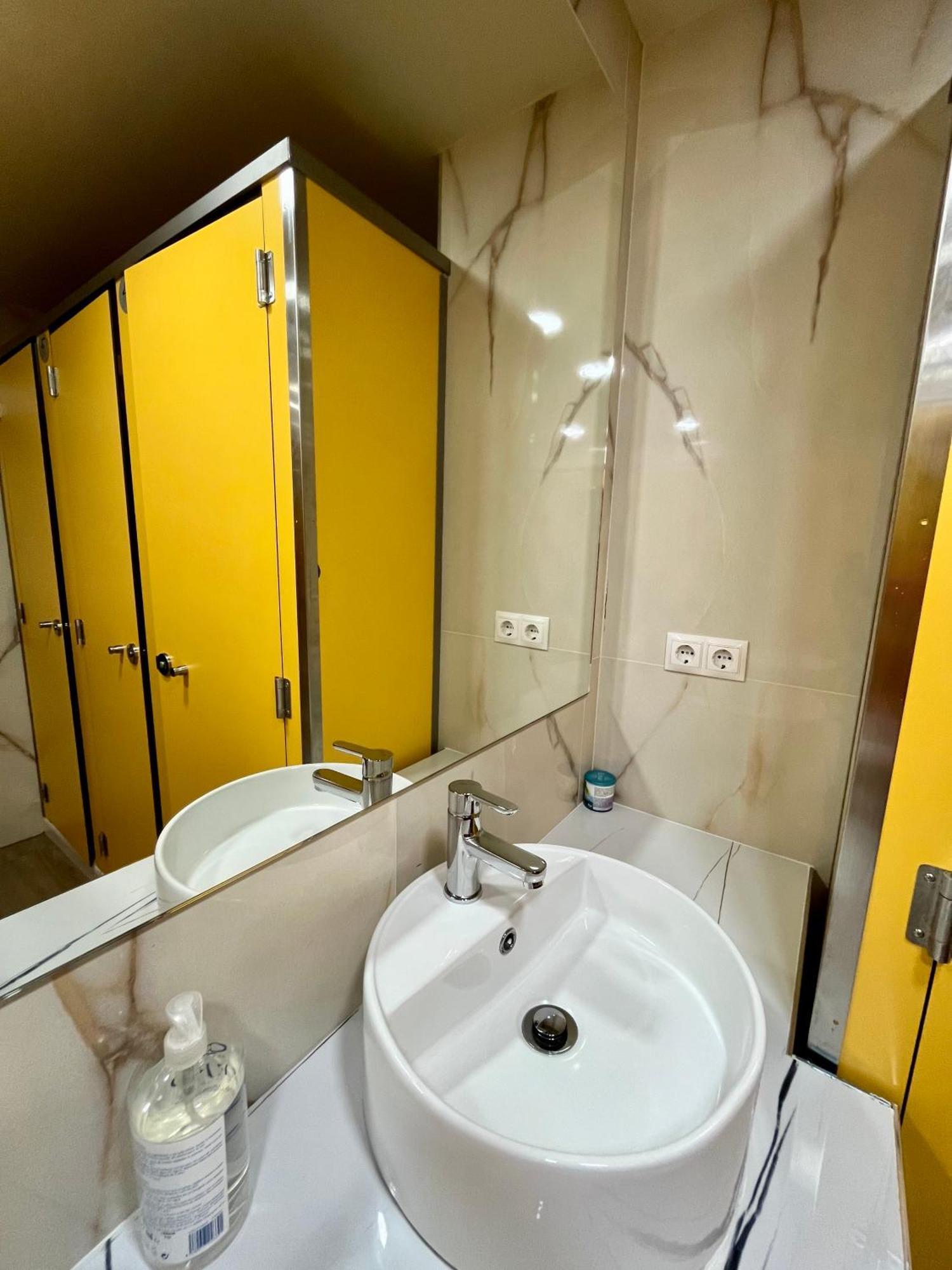Velvet Hostel มาดริด ภายนอก รูปภาพ