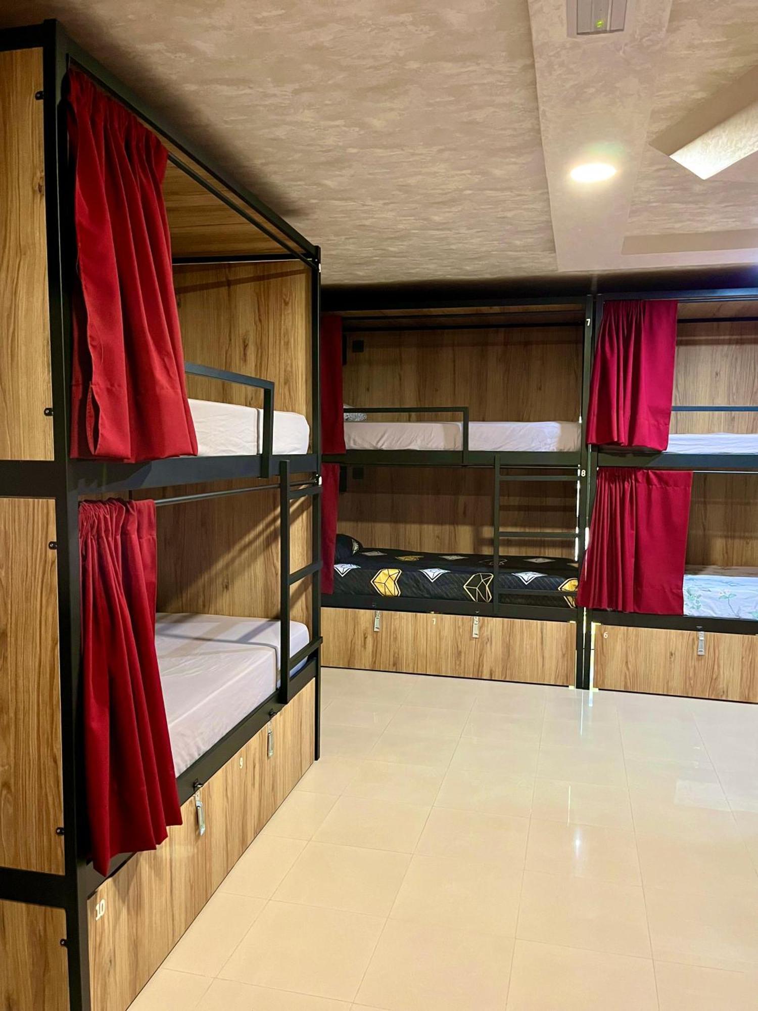 Velvet Hostel มาดริด ภายนอก รูปภาพ