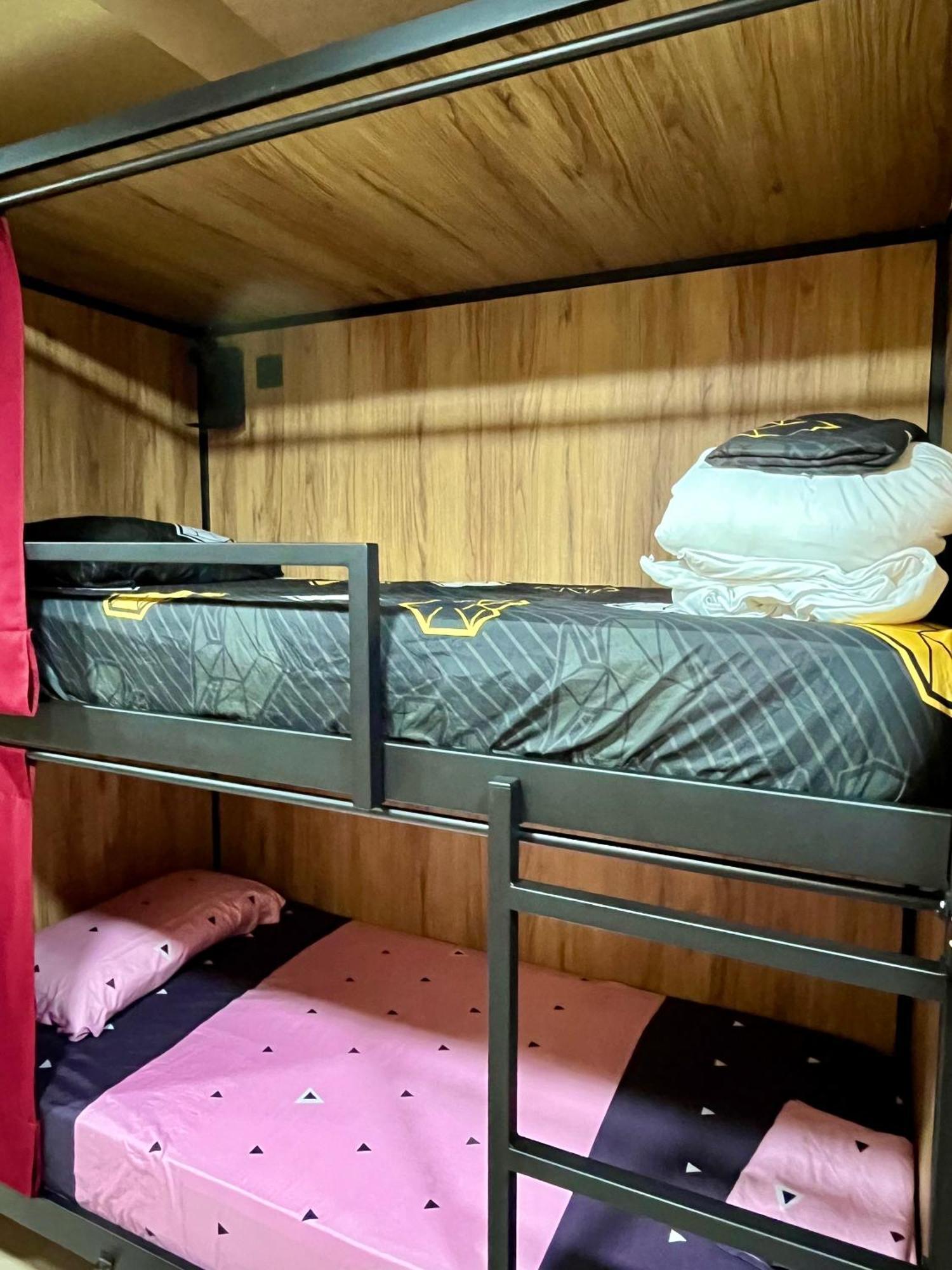 Velvet Hostel มาดริด ภายนอก รูปภาพ