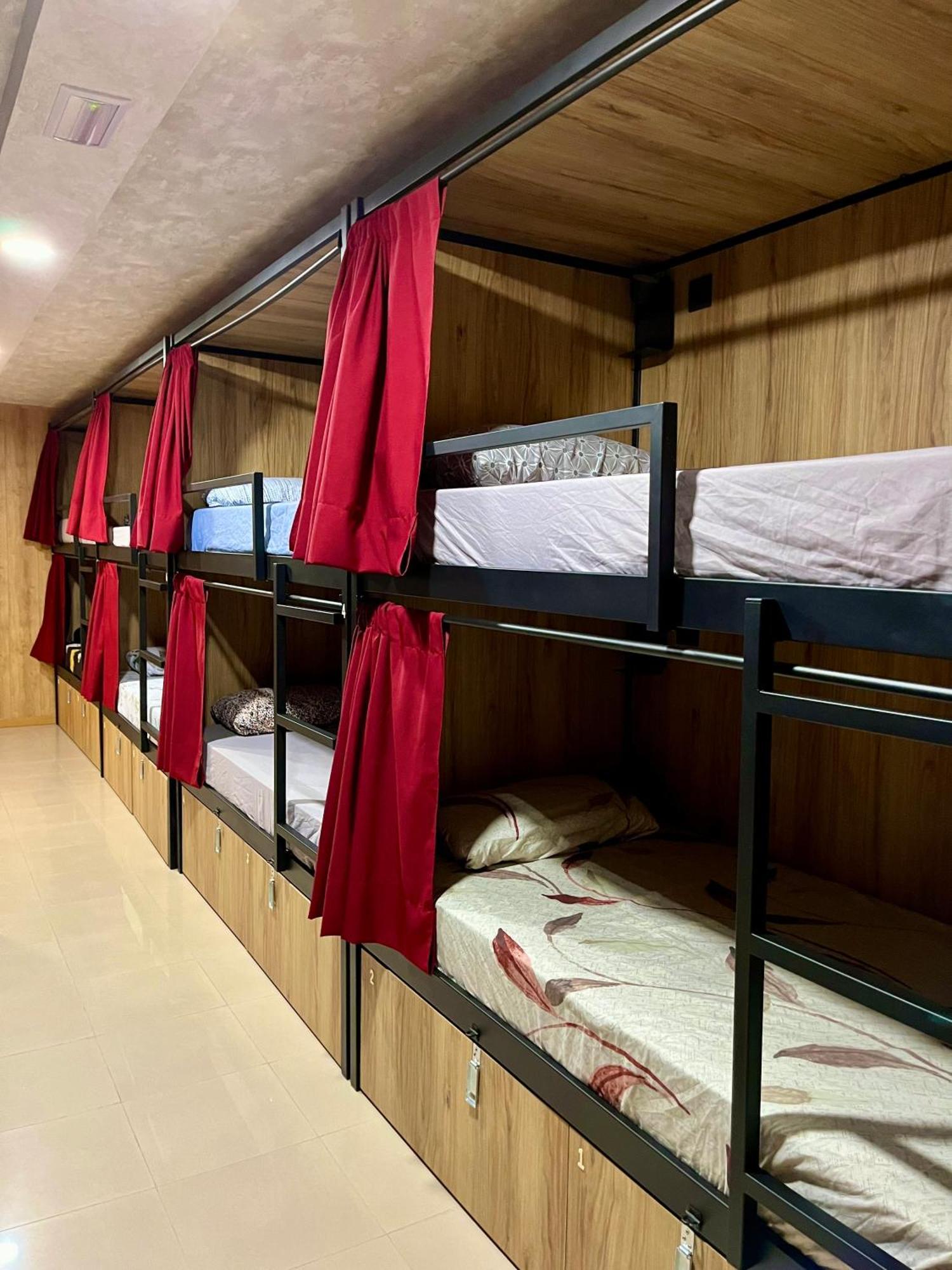 Velvet Hostel มาดริด ภายนอก รูปภาพ